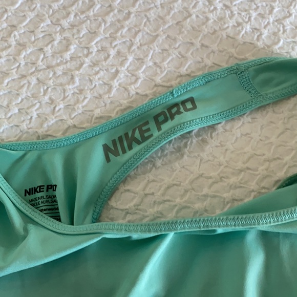 Nike Pro - Picture 2 of 3